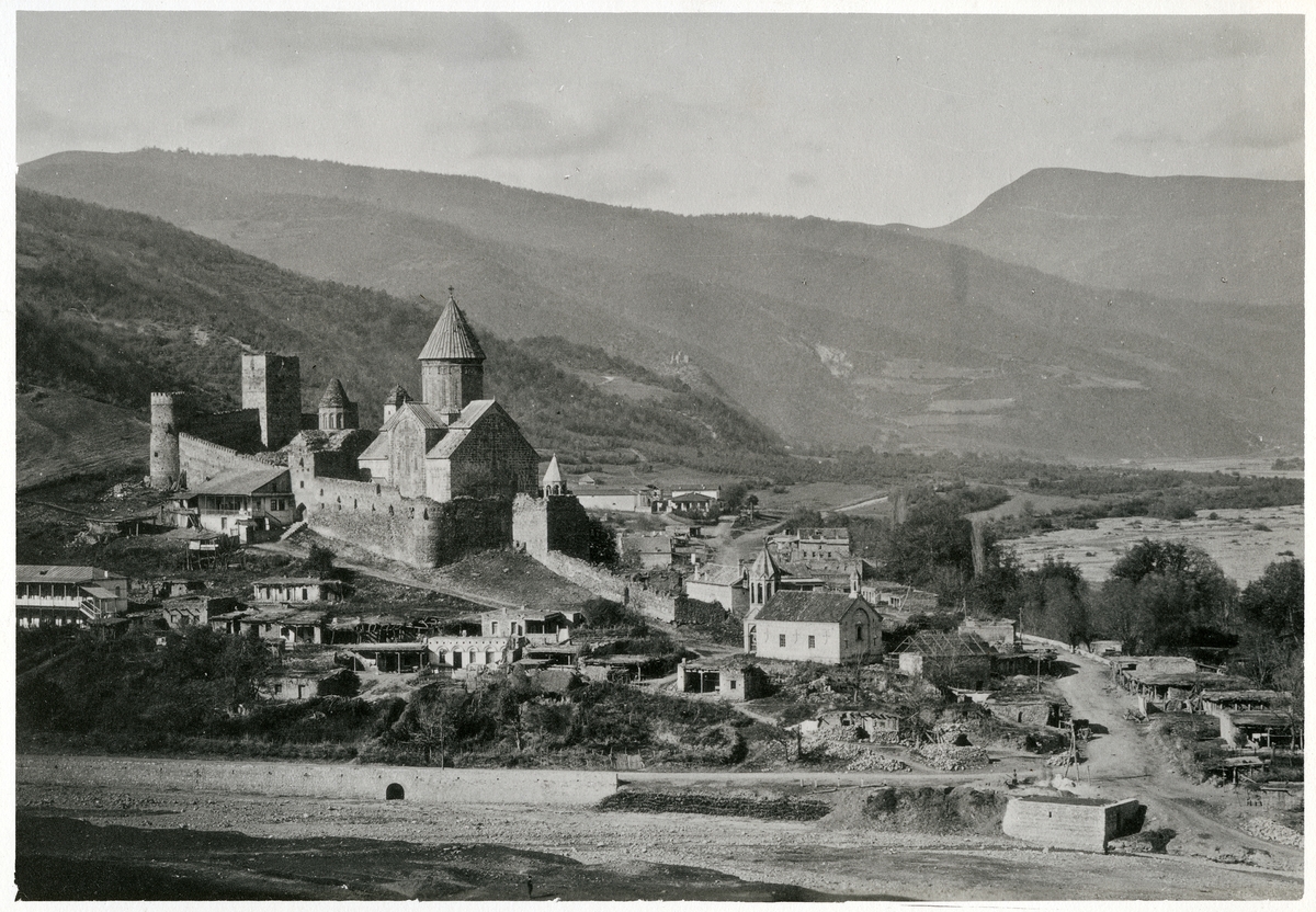 Fortet Ananur längs Grusinska härvägen, Kaukasus.
Bilden ingår i två stora fotoalbum efter direktör Karl Wilhelm Hagelin som arbetade länge vid Nobels oljeanläggningar i Baku.