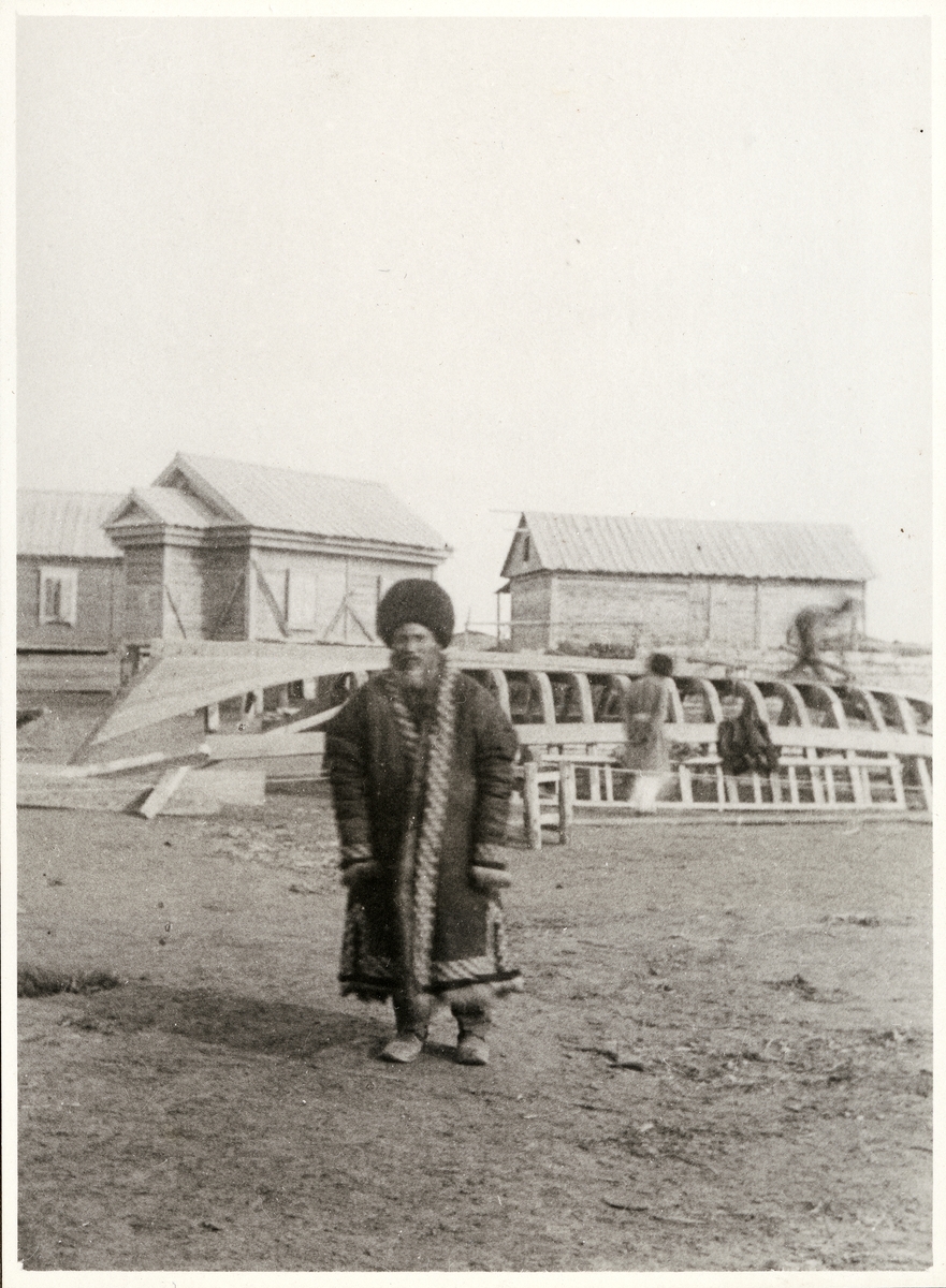 Turkman på Ön "Tscheleken".
Bilden ingår i två stora fotoalbum efter direktör Karl Wilhelm Hagelin som arbetade länge vid Nobels oljeanläggningar i Baku.