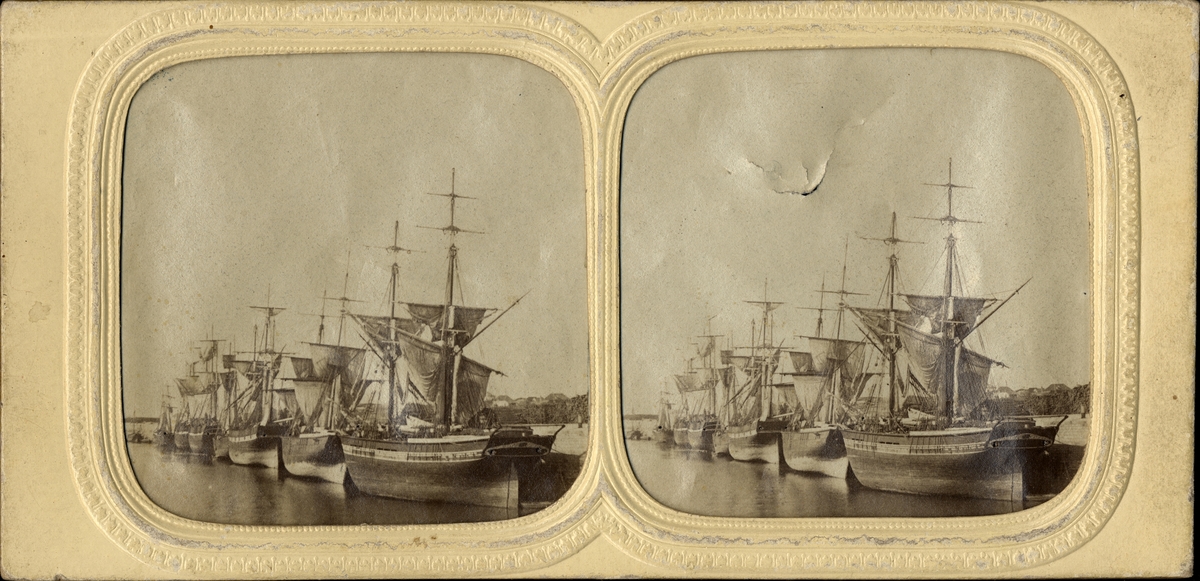 Stereobild av flera skepp i hamn.