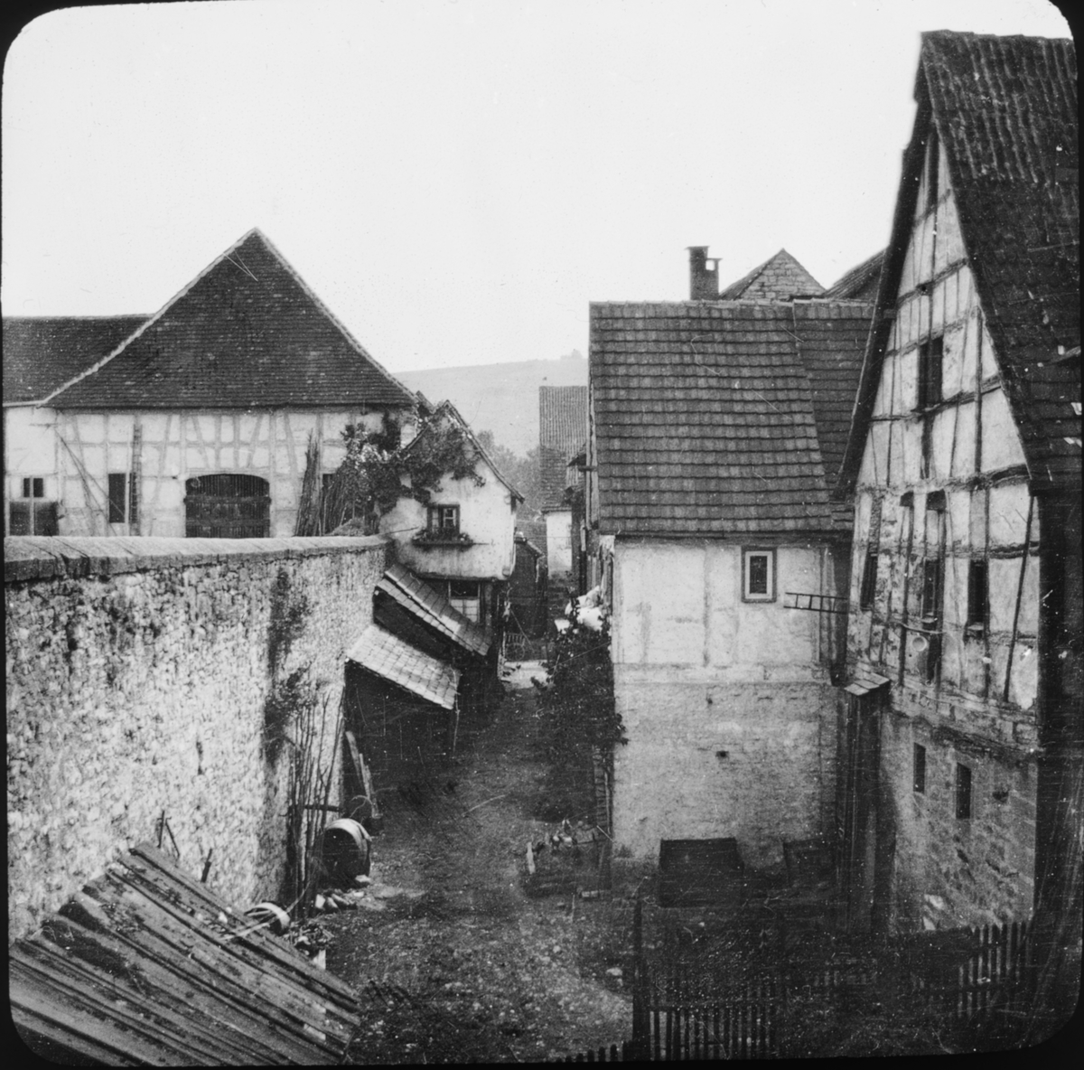 Skioptikonbild med motiv från bakgatan i Besigheim.
Bilden har förvarats i kartong märkt: Resan 1907. Besigheim 10. 30