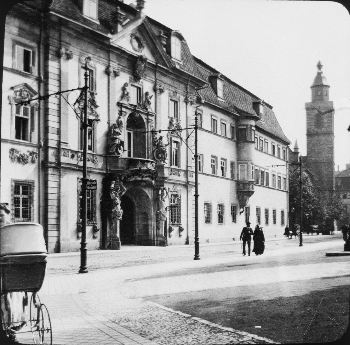 Skioptikonbild med motiv av regeringshuset i Erfurt.
Bilden har förvarats i kartong märkt: Resan 1907. Erfurt 10. 14. Text på bild: "Das Regierungshaus".