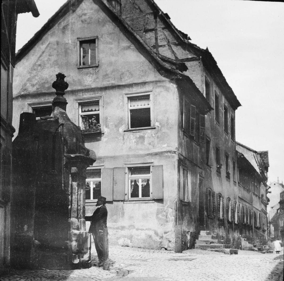 Skioptikonbild med motiv av man på gata i Bamberg.
Bilden har förvarats i kartong märkt: Resan 1907. Eisenach 5. Bamberg 7. 18