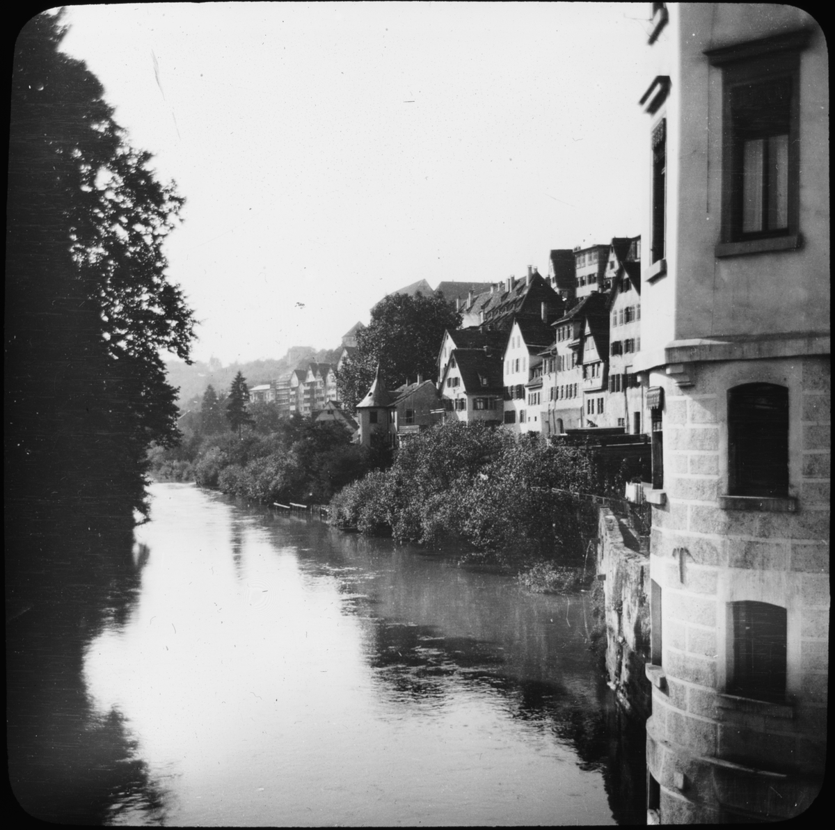 Skioptikonbild med motiv av Tübingen vid floden Neckar.
Bilden har förvarats i kartong märkt: Resan 1908. Tübingen 3. Horb.