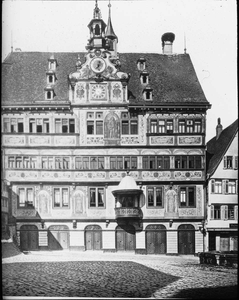 Skioptikonbild med motiv av rådhuset i Tübingen.
Bilden har förvarats i kartong märkt: Resan 1908. Tübingen 3. Horb.. Text på bild: " Rådhuset i Tübingen".