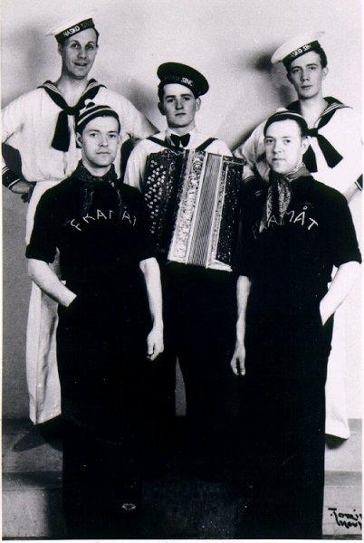 Dansband. Nasko Singers, 1940-talet. Längst fram tvillingbröderna Curt och Gunnar Augustsson, bakom dem Allan Winberg som var ledare för gruppen, Anders Heribertz med dragspel och Stig Carlsson.