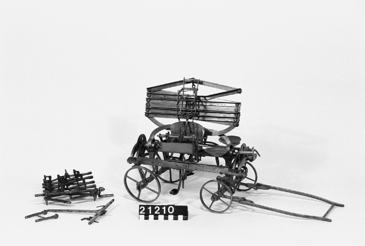 Till höj- och sänkbar brandstege på vagn. Inte utförd i praktiken. Ritning till brandstege och korvstoppningsapparat från 1870-talet.  Förpackad i trälåda.
Tillbehör: Lösa delar: Stege med fotholkar och vev med höger-vänstergängad spindel: modell till stege på vagn, lös del: låda med etikett i locket.