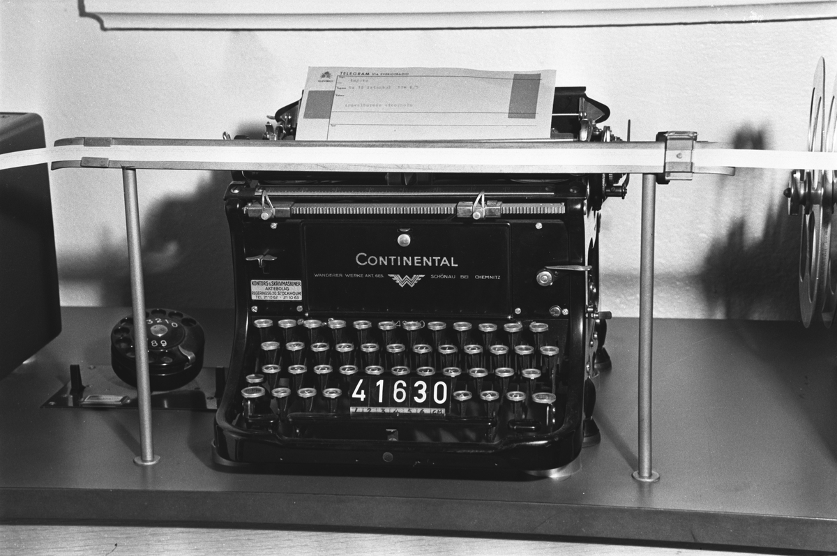 Skrivmaskin för utskrivning av telegram från förbilöpande remsa.