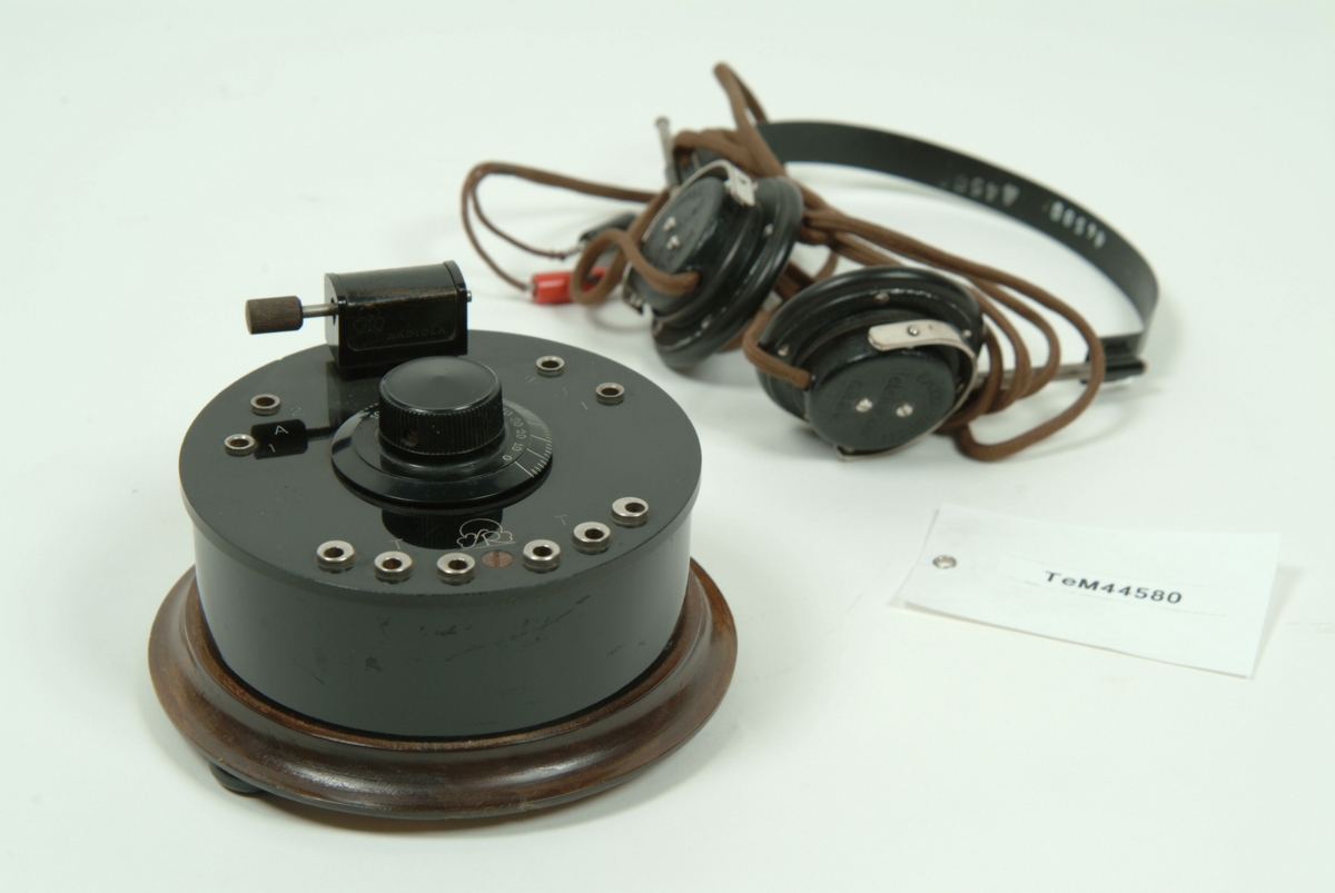 Kristallmottagare med hörlurar. Hörlurarna är av Telefunkens fabrikat.
Kristallen märkt Radiola, patent nr 65982.