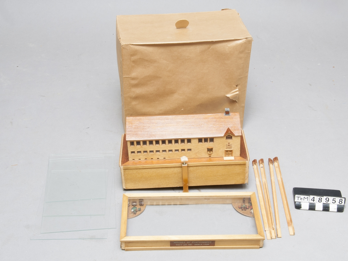 24 st. föremål bl a rya, bordsur, miniatyrkristallradiomottagare, modell av bakelittelefon, modell av TeM41839.
