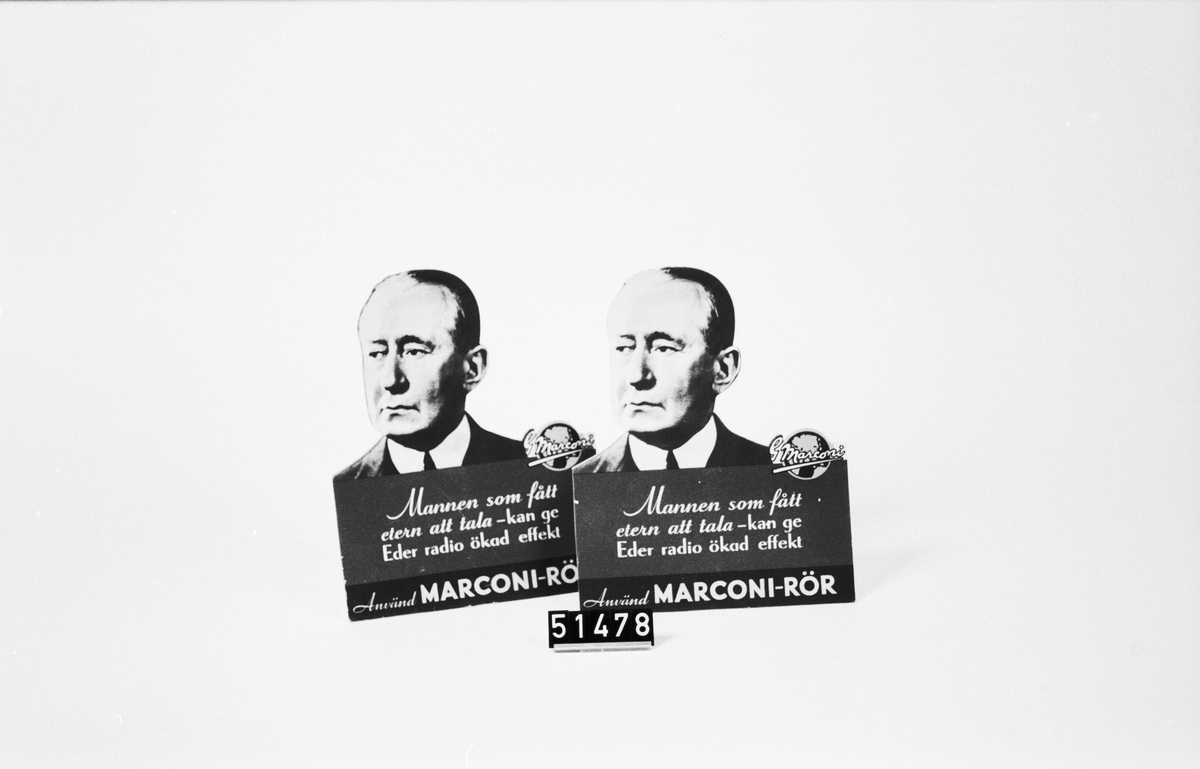 Två reklamskyltar avsedd för reklam i radiobutiker e.t.c. Text: "Mannen som fått etern att tala - kan ge Eder radio ökad effekt. Använd Marconi-rör."