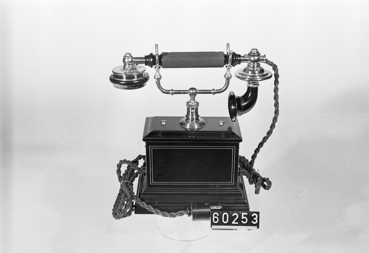 Telefonapparat, bordsmodell, kallad "Cultus" sedan "Caupas". För CB-system.