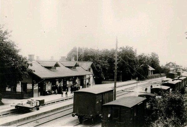 Vartofta järnvägsstation. Ulricehamn - Vartofta järnväg fanns till 1906. Järnvägen hade tre lok: 1. Prins Karl, 2. Bogesund, 3. Åsunden. Spårvidd 600 mm.
