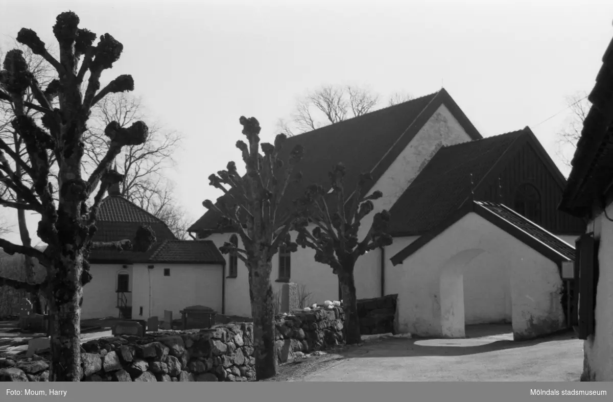 Kållereds kyrka, exteriör, år 1984.

Fotografi taget av Harry Moum, HUM, Mölndals-Posten, vecka 13, år 1984.