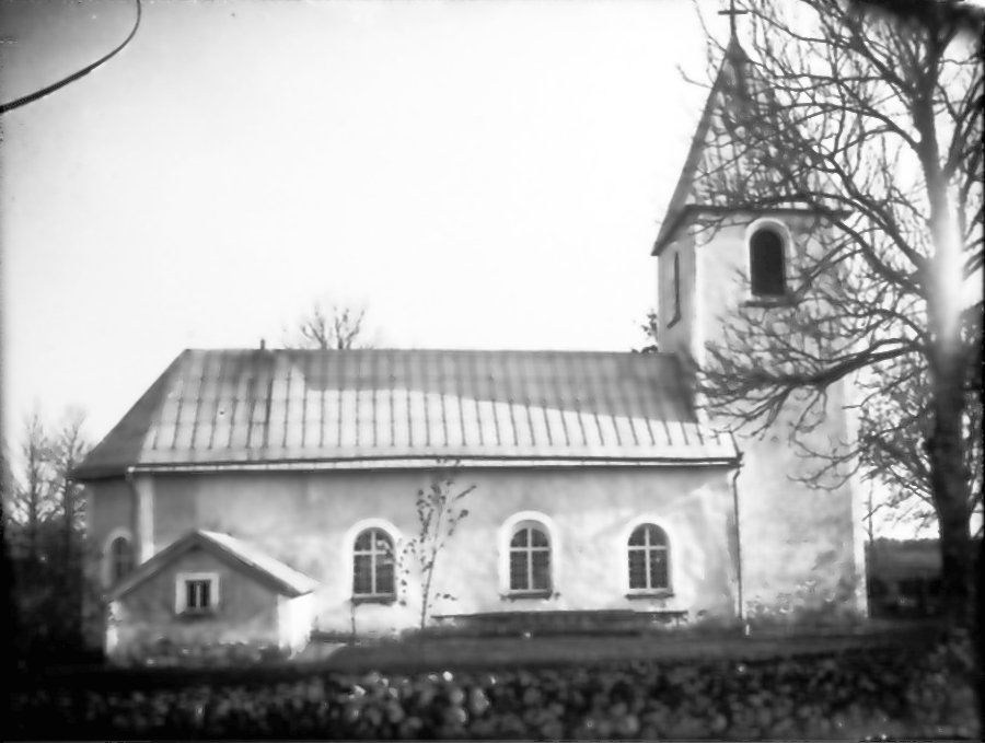 Sörby kyrka. Delen med tornet är från medeltid, åt öster är kyrkan tillbyggd 1772.