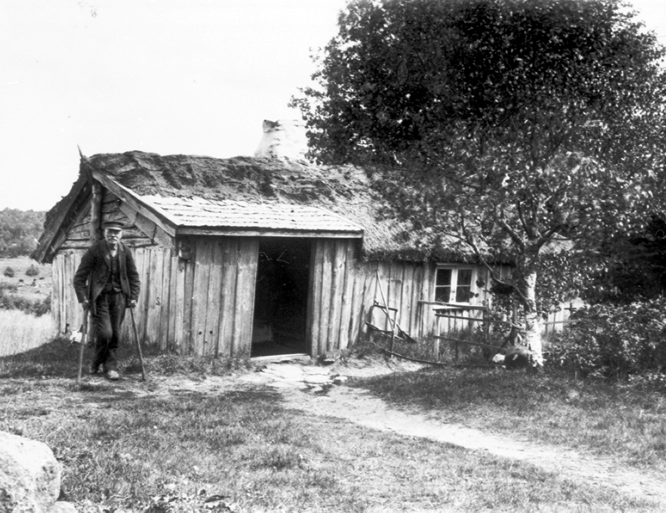 Lundahls ryggåsstugan i Ryd,Larv. Här bodde skräddaren Johannes Lundahl som avled 1920 och hans syster Stina Kajsa Andreasdtotter som avled 1928. Stugan togs över av hembygdsföreningen.
