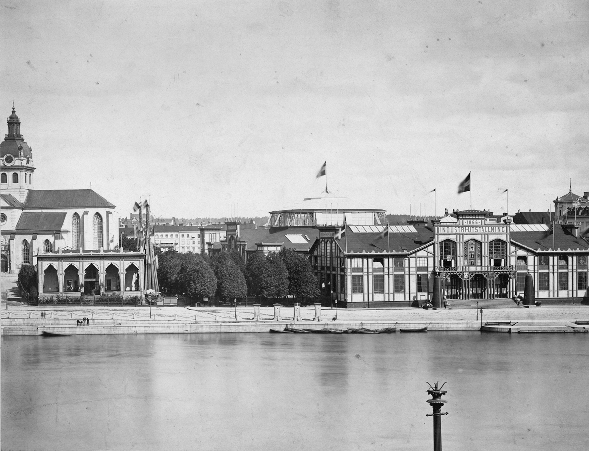 Vy över Industripalatset i Kungsträdgården, vid Karl XIIs torg. Under Industriutställningen 1866.
Stockholmsutställningen 1866 var Sveriges första internationella utställning, den första i en serie nordiska utställningar.