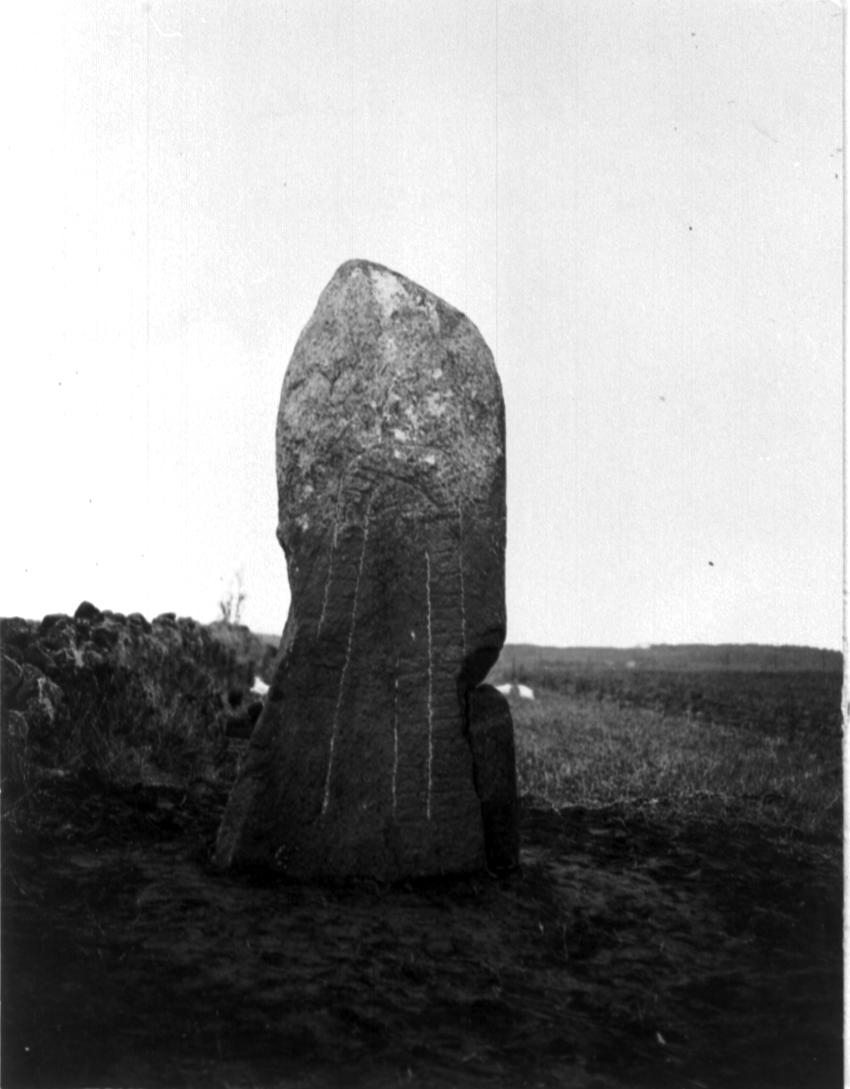 Runsten vid Skyberg efter resningen 30-10-1934. Thurir sighu sunra, sthi stin thisi aftir. Suna bruther sin "Audurs ? reste denna sten efter Sune sin bror".