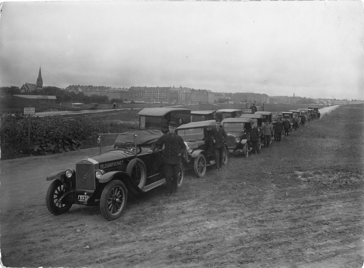 Uppställning av Televerkets bilar på Ladugårdsgärde, i Sthlm. Troligen 1926-27. Volvo började tillverkas 1926.
