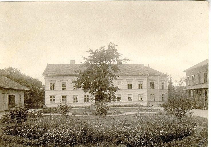 Falköpings första lasarett. Öppnades 15 oktober 1856. Byggnaden flyttades till kv. Byggmästaren, det s.k. Kalvhagen. Helt nytt lasarett invigdes 10 januari 1905. Till vänster tvättstuga m.m. Till höger överläkarbostad.