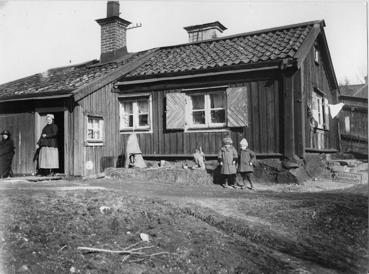 Gårdsinteriör vid Bergsprängaregränd, Vitabergsparken, Stockholm, 1927.