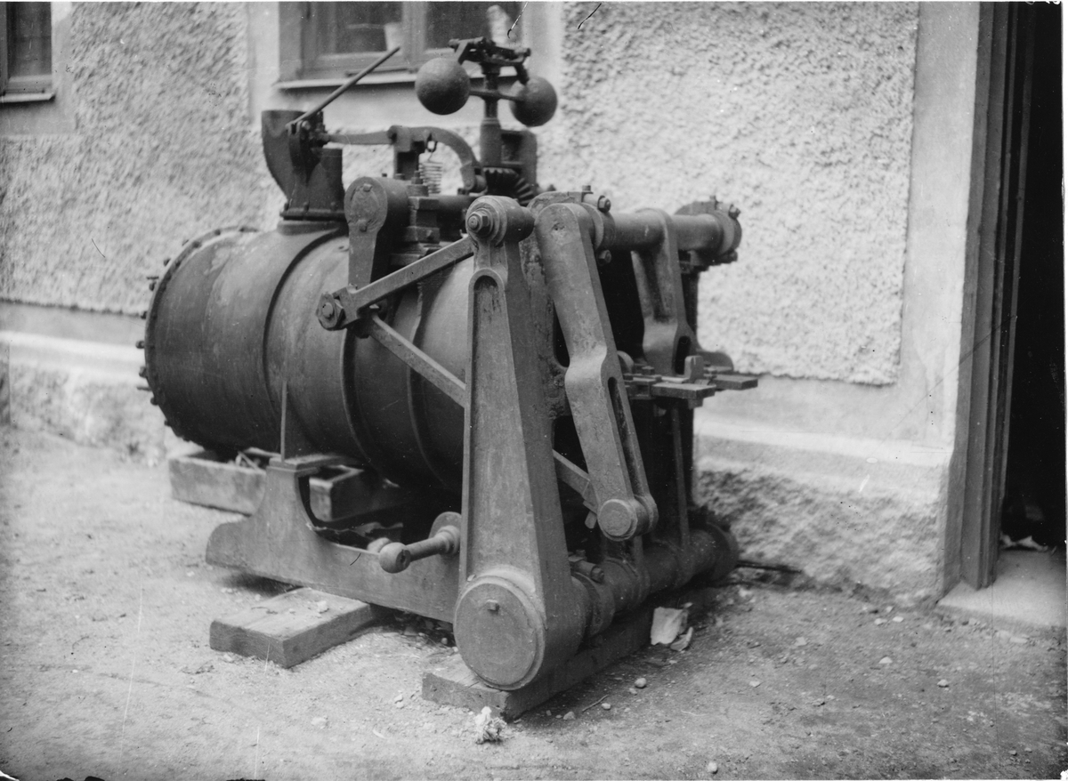 John Ericssons varmluftsmaskin tillverkad vid Åkers styckebruk, använd vid Strömstads Badanstalt. Maskinen tillhört Göteborgsutställningarnas samlingar (1923).