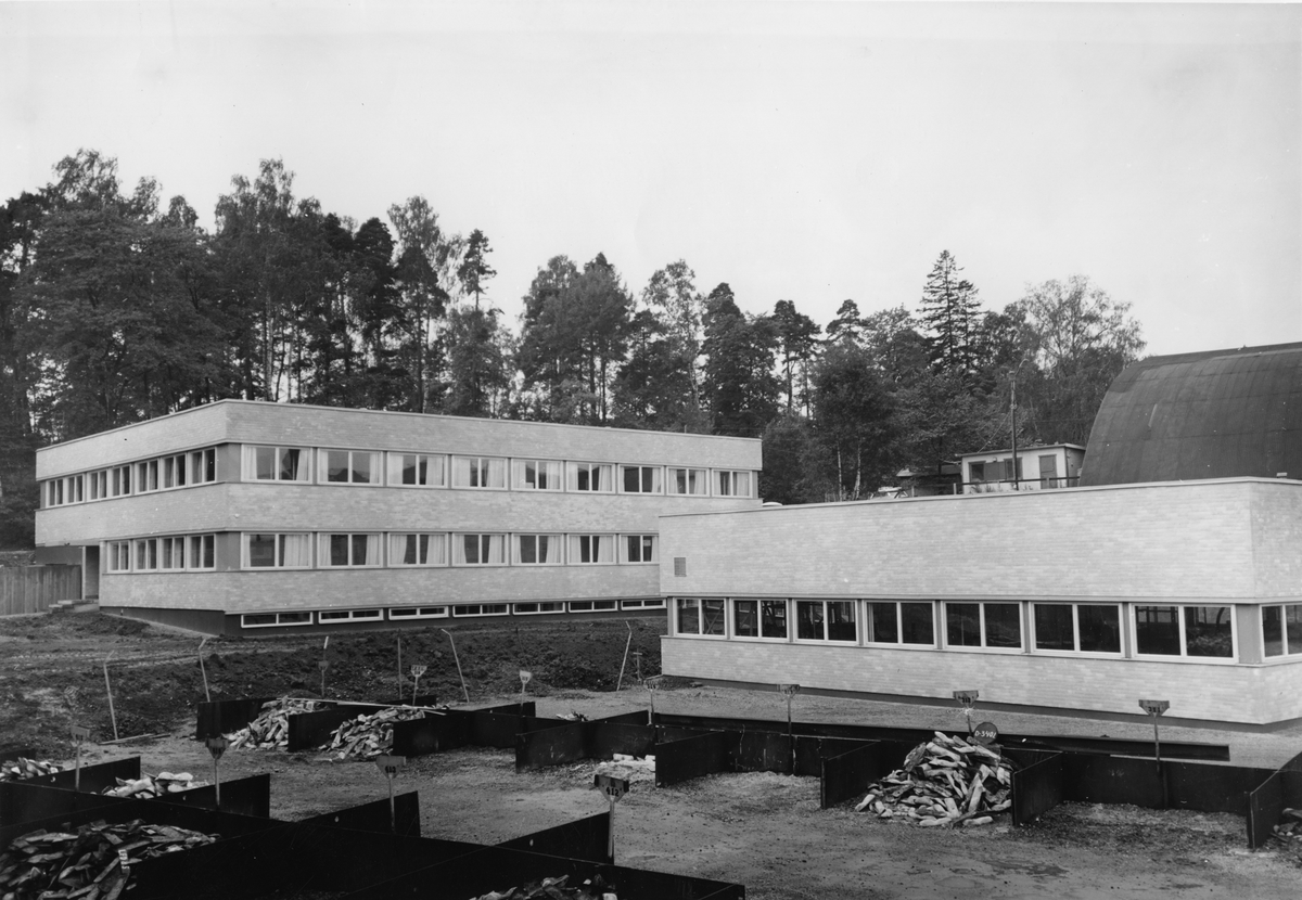 Åkers Styckebruks laboratorium. Byggnad för provberedning, hållfasthetsprov och ugnsavdelning till höger.