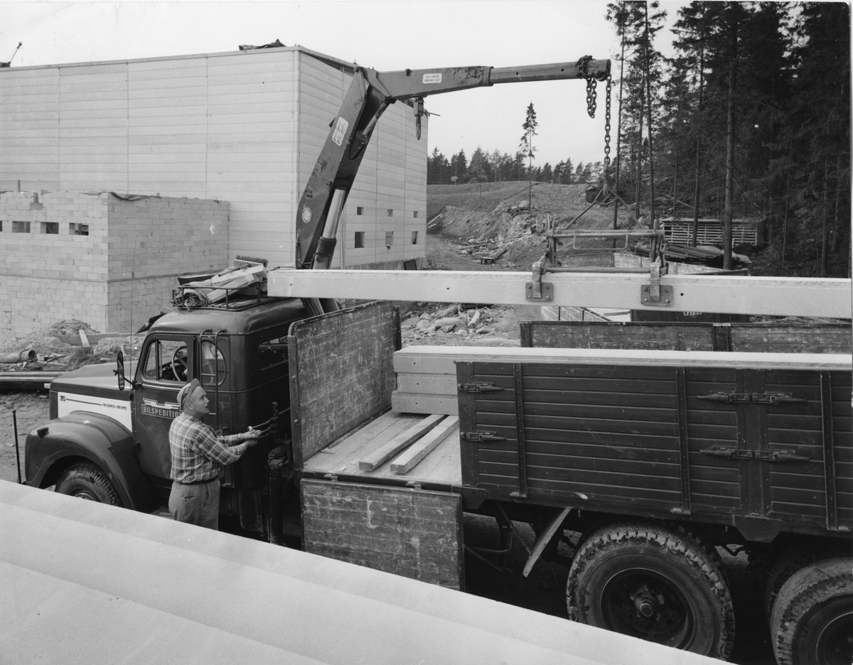 Hydrauliska Industri AB, Hudiksvall. "172 Skogselefant" har skapat en styckegodskran, som lyfter 2,5 ton.