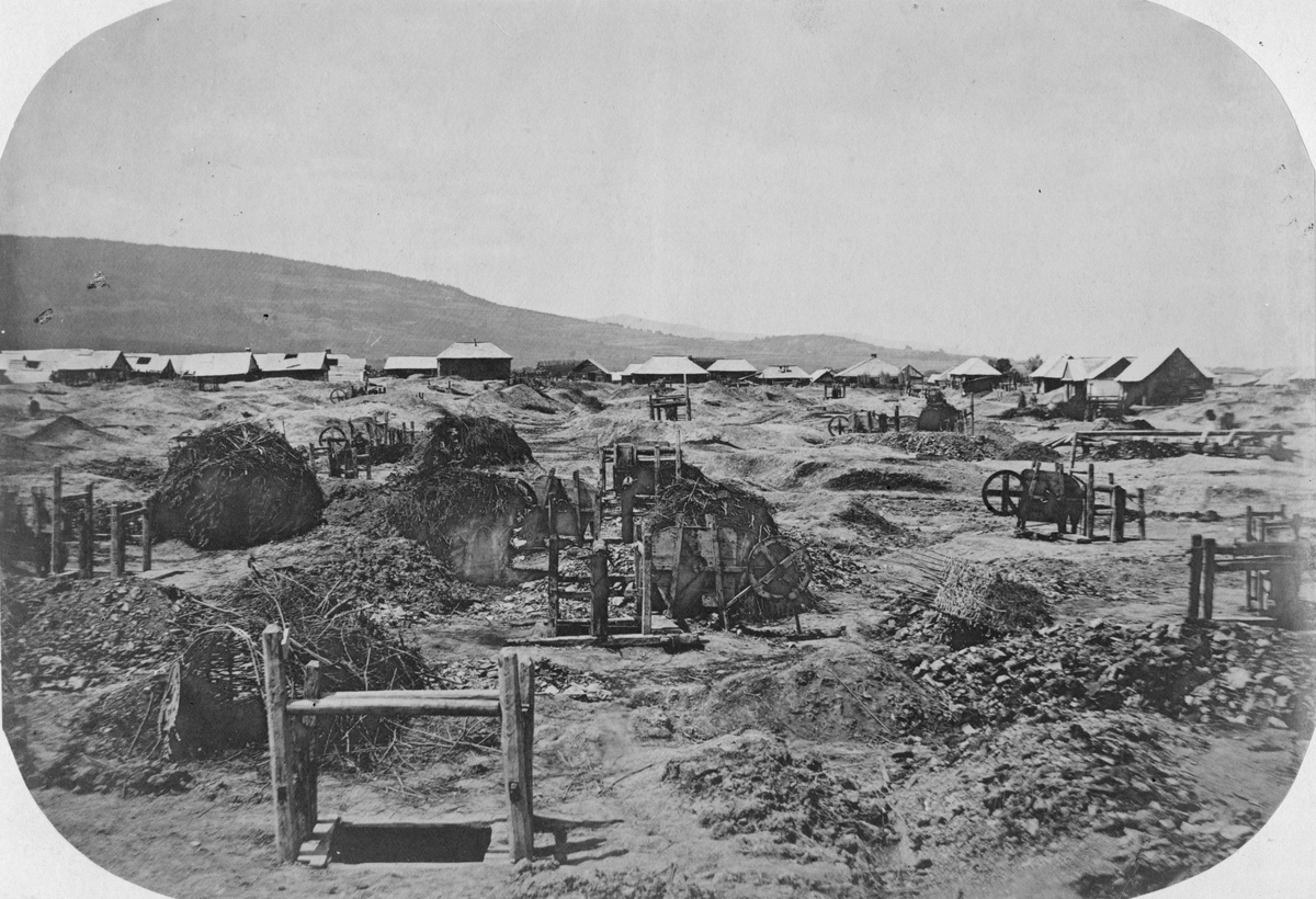 Fält för upptagning av petroleum (jordbeck) i Bukowina i norra Rumänien omkring 1870.