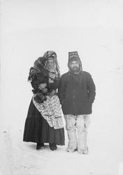 Karelerfamilie - En mann og en kvinne med et barn på armen.