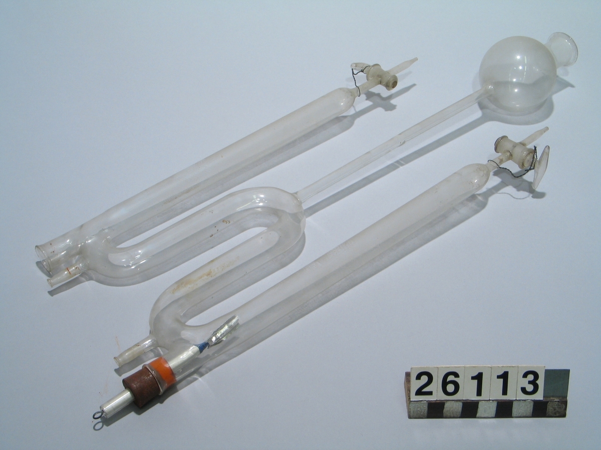 Apparat för elektrolys, av glas med poler av platinableck, på stativ av järn med två hållare.