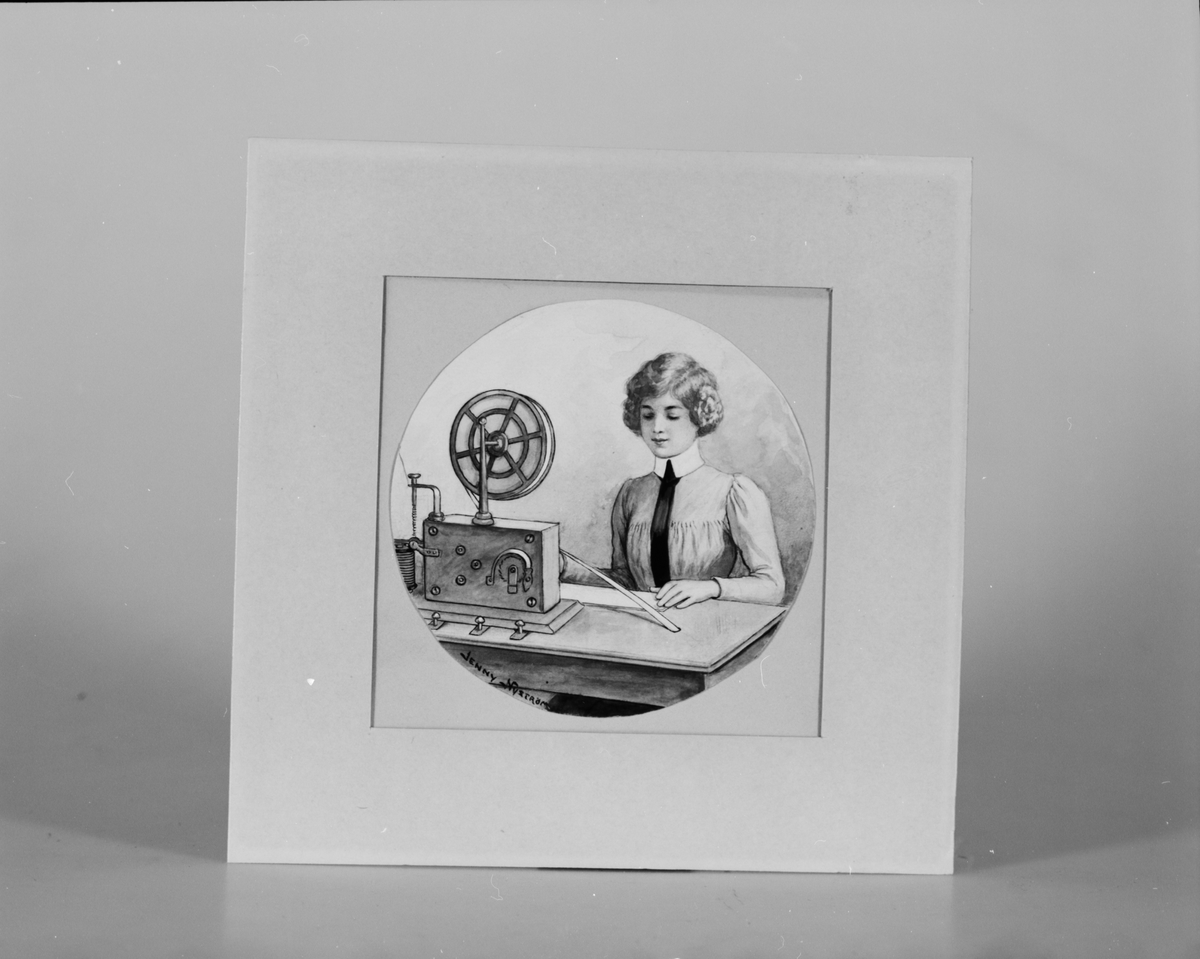 Förlaga till vykort, kvinnlig telegrafist vid morsetelegraf av L.M. Ericssons modell. I ram under glas. Ramen från 1950-talet skadad.