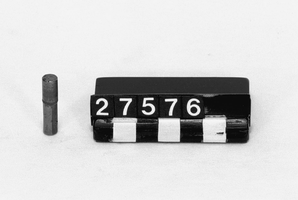 Cylindriskt fodral med överfallande lock, av pressad 0.25 mm mässingsplåt, för blyertsstift från A.W. Faber, Nürnberg. Cylindern stämplad "A.W. Faber", på locket "A". Innehåller ett antal blyertsstiftbitar.