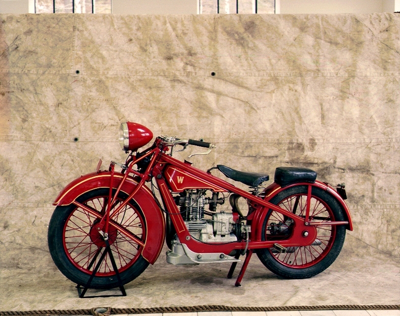Motorcykel av modell K500 som kom 1927, med pressad plåtram och kardandrivning. Denna från 1927 eller 1928. Amac förgasare, Bosch magnetgenerator. Motornummer 2627.  Encylindrig luftkyld fyrtakts toppventilmotor, cylindervolym 498 cc Tre växlar och kardandrivning Effekt 16 hk Däckdimension: (3,85x20) 27x3,85 för 26x3 fälg.