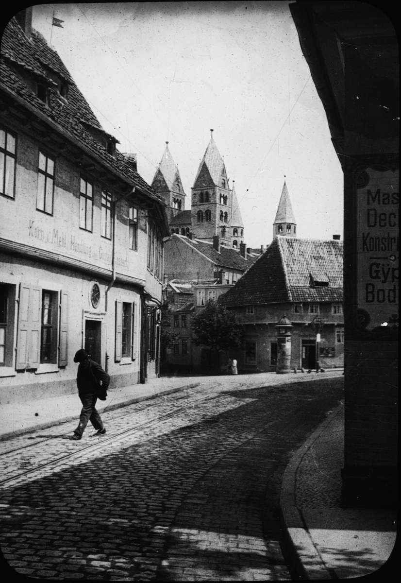 Skioptikonbild med motiv från spårbelagd gata i Halberstadt, i bakgrunden Liebfrauenkirche.
Bilden har förvarats i kartong märkt: Resan 1907. Bamberg . 9. 23.