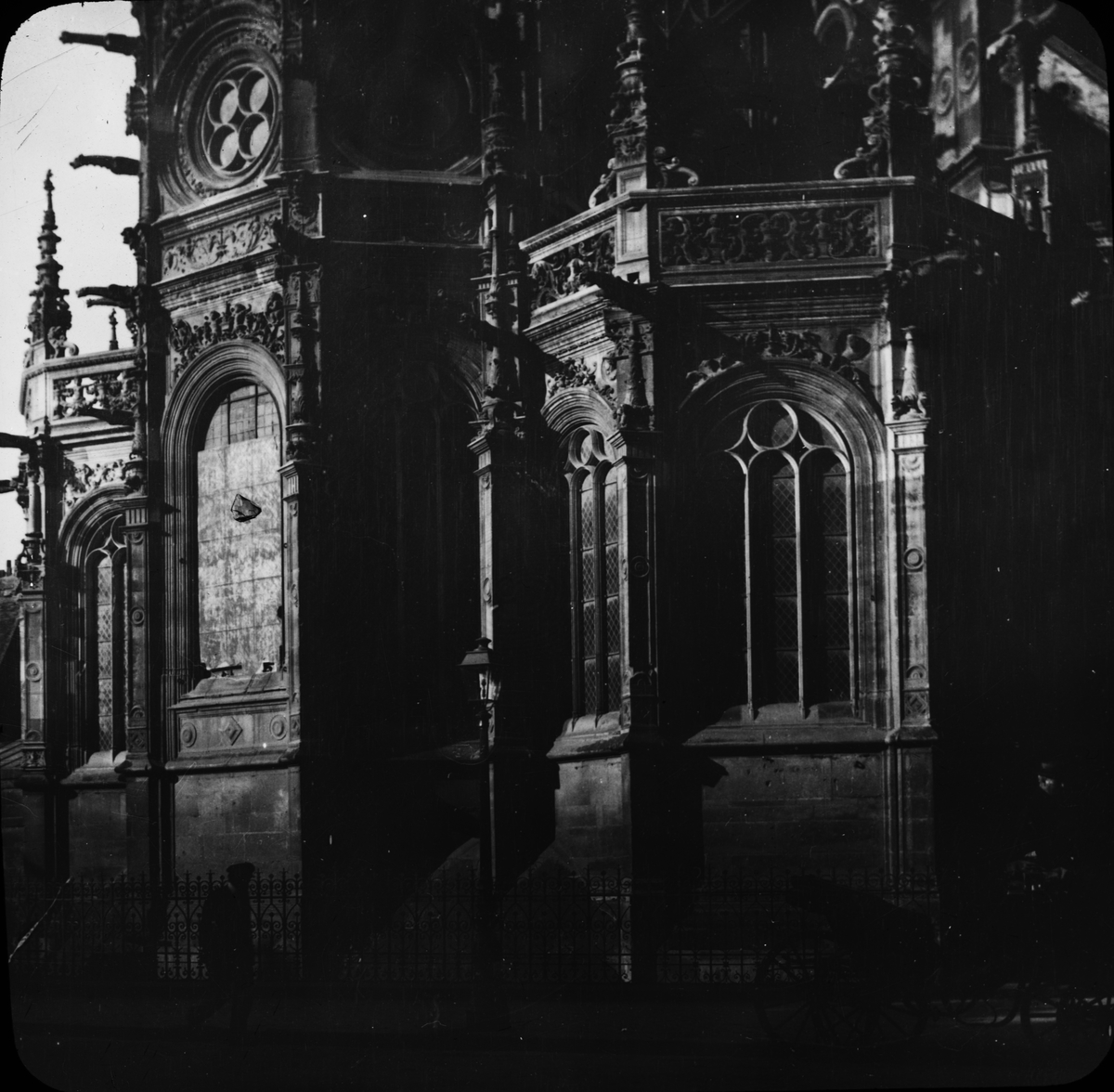 Skioptikonbild med motiv av L'église Saint-Pierre i Caen.
Bilden har förvarats i kartong märkt: Resan 1908. Caen 8. X. Text på bild: "E'gl. St. Pierre".