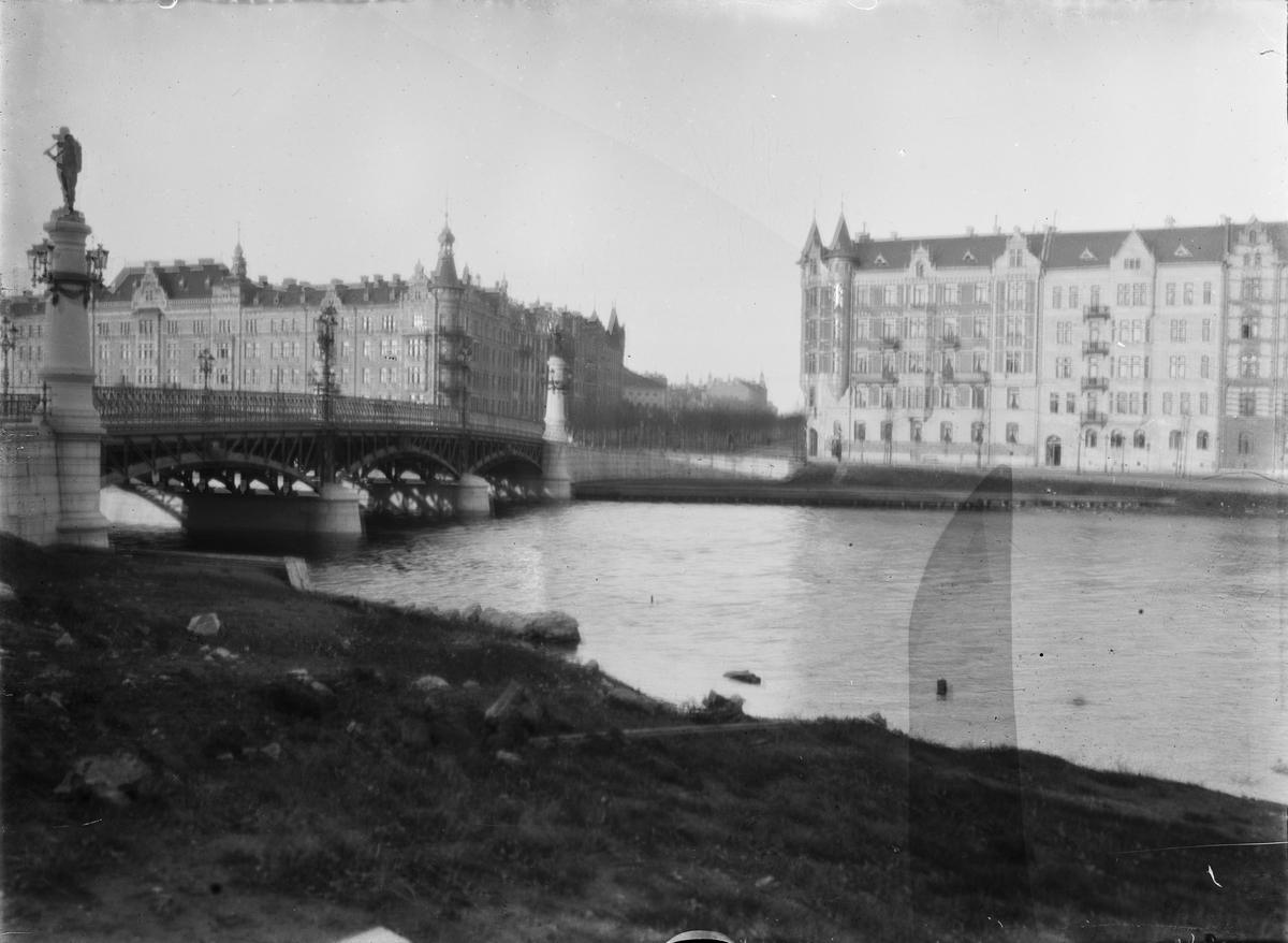 Vy över Djurgårdsbron och Strandvägen vid Allmänna Konst- och Industriutställningen 1897.