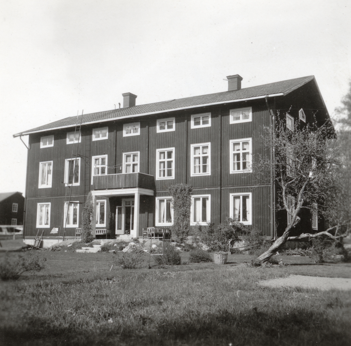 Verkstadsbyggnad vid Flors Linnefabrik, Hälsingland. Efter fabrikens nedläggning kom denna byggnad att bli prästgård i Mo socken.