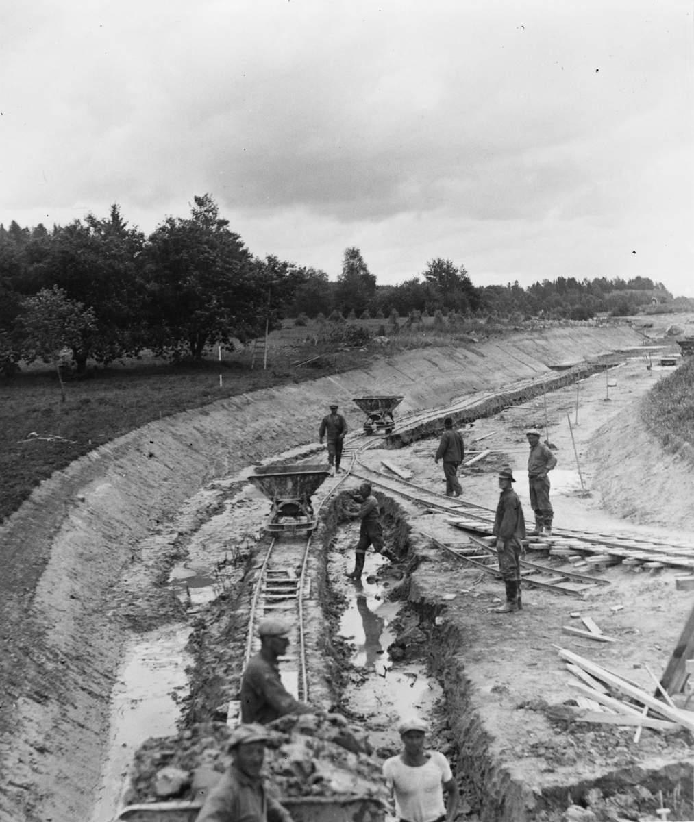 Kanalgrävning på Muskö. Inloppet sett från Hårsfjärden, skyddat av fördämningar. Arbetet utsfördes av statens arbetslöshetskommission.