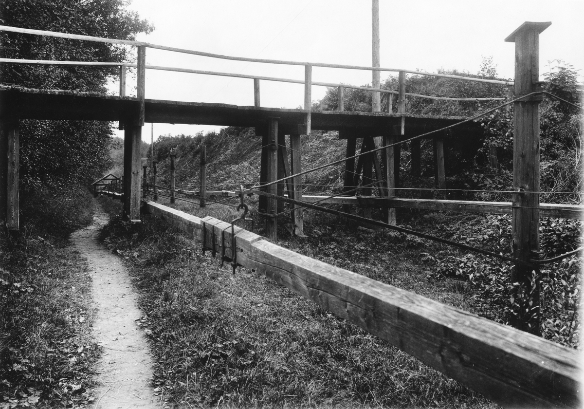 Järngruvor. Konsten går under vägbro. Foto 1922. Bispberg.