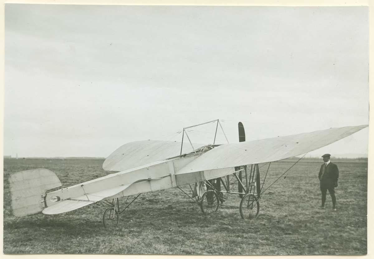 Flygplan. Blériots förbättrade kanaltyp 1909.
Bilden kommer möjligen från Ilis flygutställning 1934.