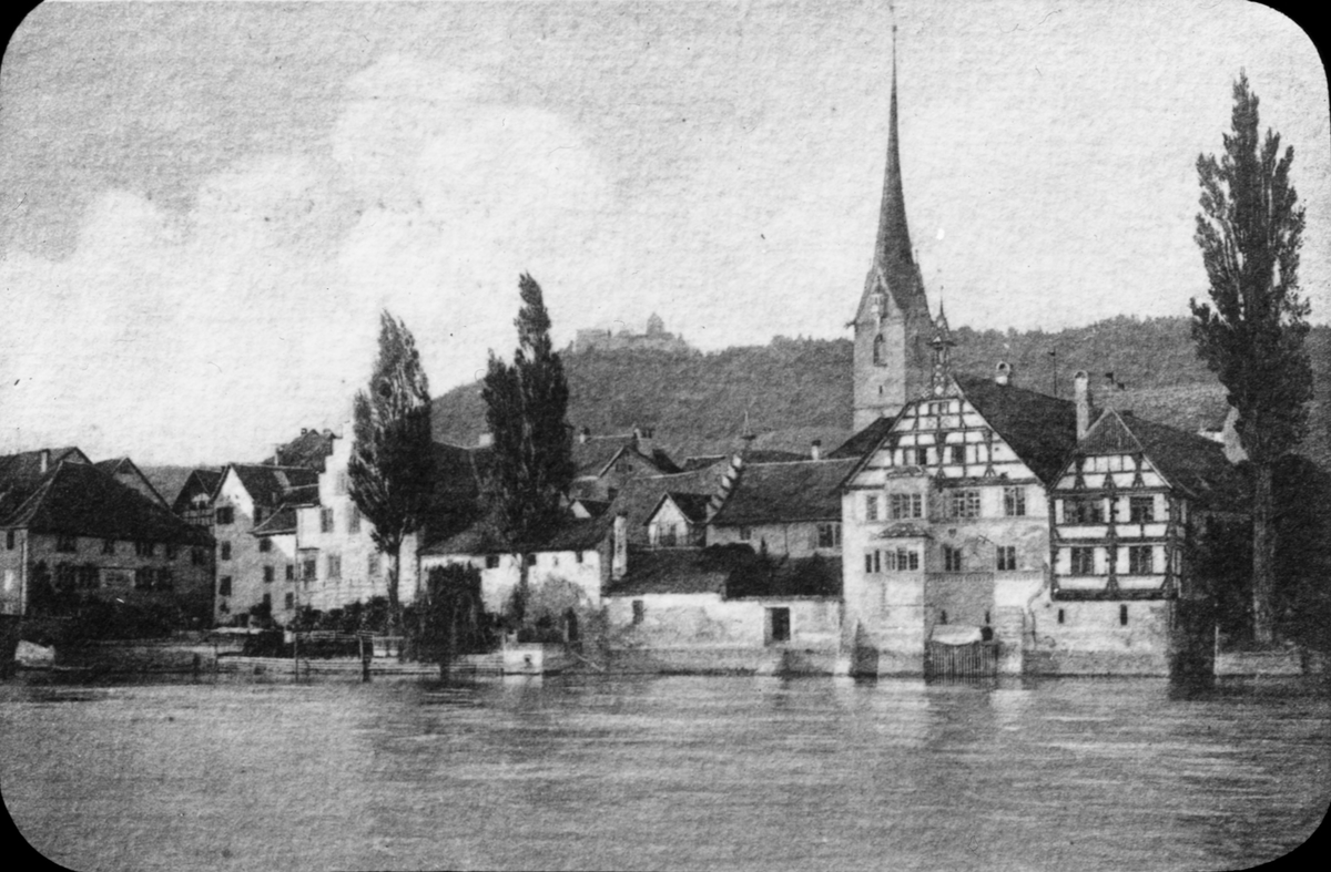 Skioptikonbild med tryckt motiv av klostret St. Georgen.
Bilden har förvarats i kartong märkt: Resan 1904. Hamburg. Text på bild: "Kloster St. Georgen".