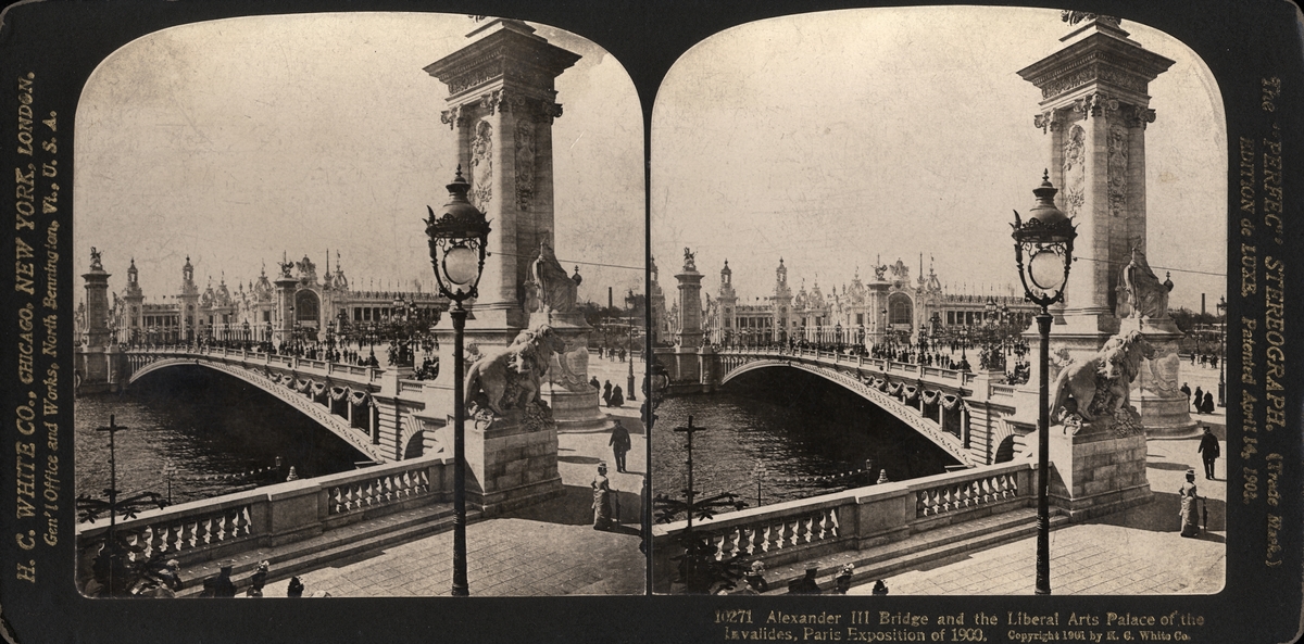 Stereobild av bro i Paris.
"10271 Alexander III Bridge And The Liberal Arts palace of the Levaldies, Paris Exposition 1900".