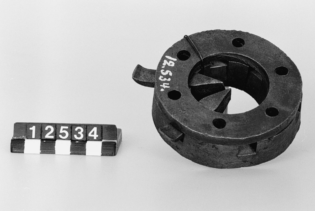 Dragskiva av smidesjärn, för sex knivar, för dragning av profilerade stänger av metall. Tjocklek: 32 mm.