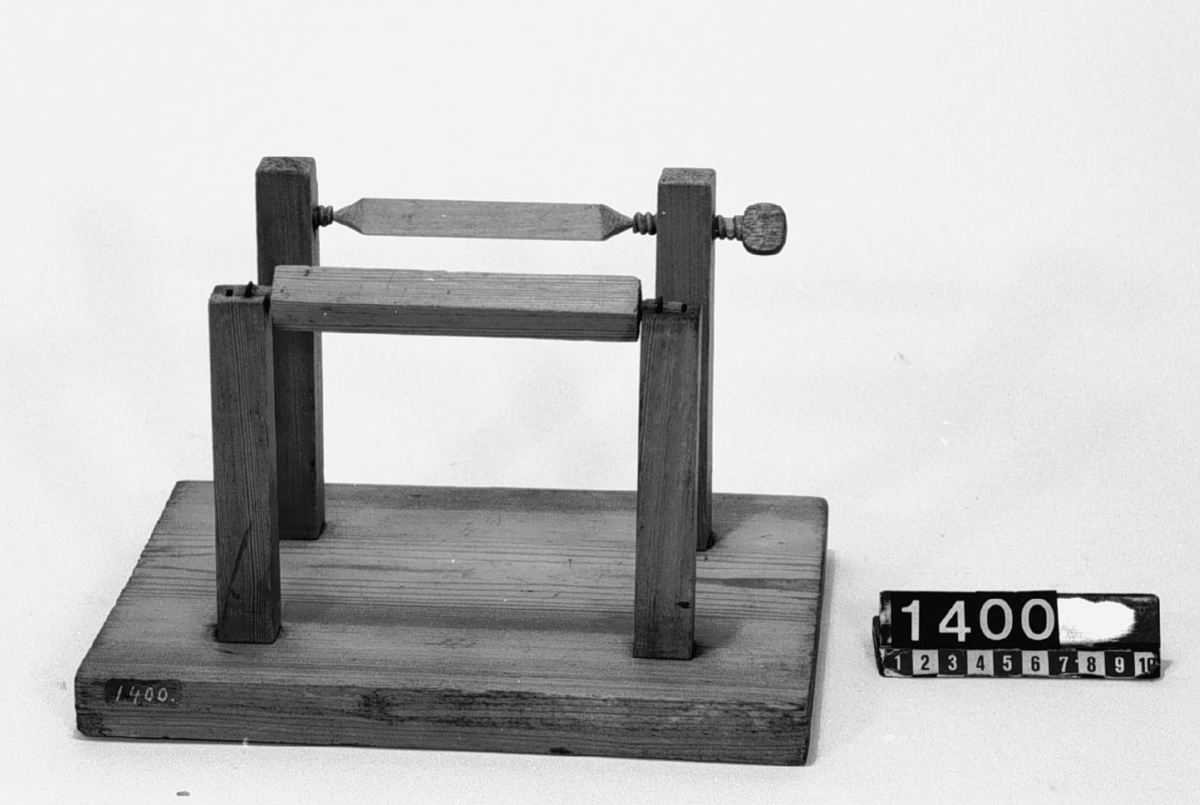 Modell ur Polhems mekaniska alfabet. Text på föremålet: N:o I, II. Spetslager och glidlager.