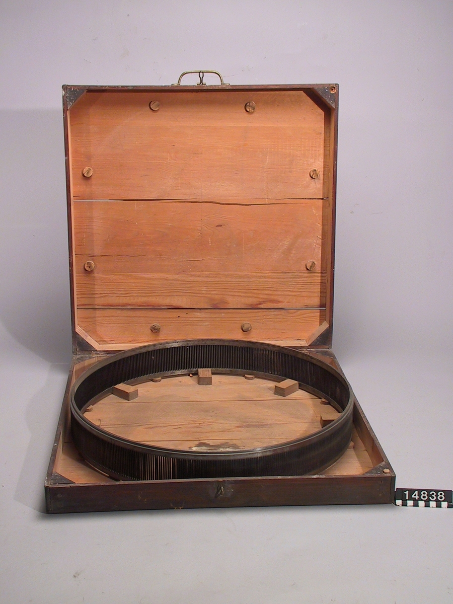 Skovelring till dubbelrotationsångturbin, enligt Birger och Fredrik Ljungströms konstruktion. Härtill en låda av trä med lås och handtag.