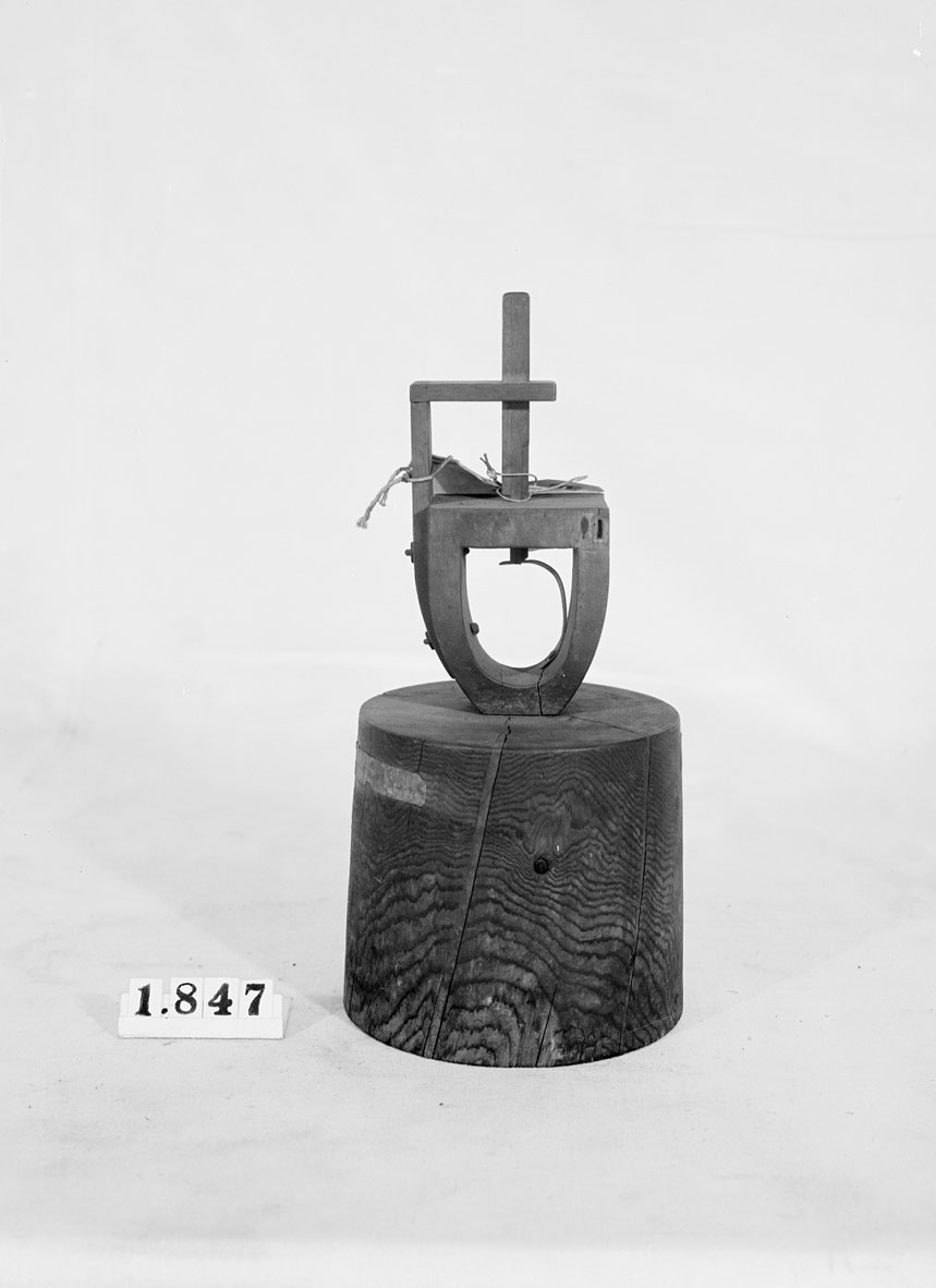 Modell av apparat för huggning av sågtänder. Text på föremålet: "N:o 148. A-1-7 37".