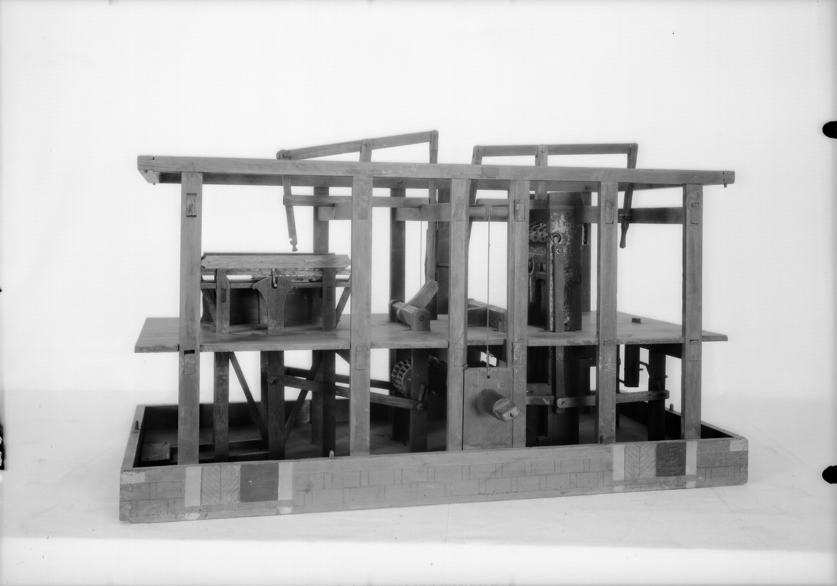 Modell av överskärningsmaskin och mangel drivna av samma vattenhjul. Text på etikett på föremålet: "N:o 176".
