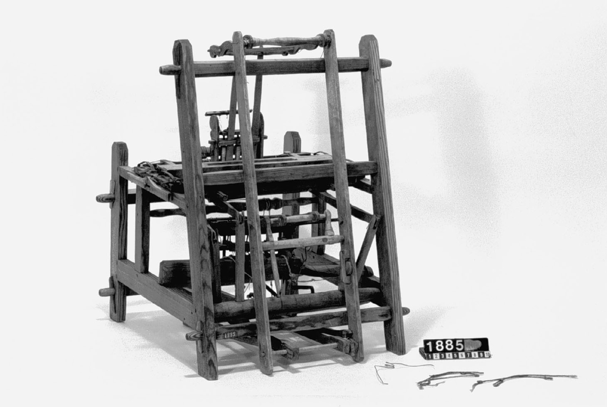 Modell av vävstol. Text på föremålet: "N:o 76".