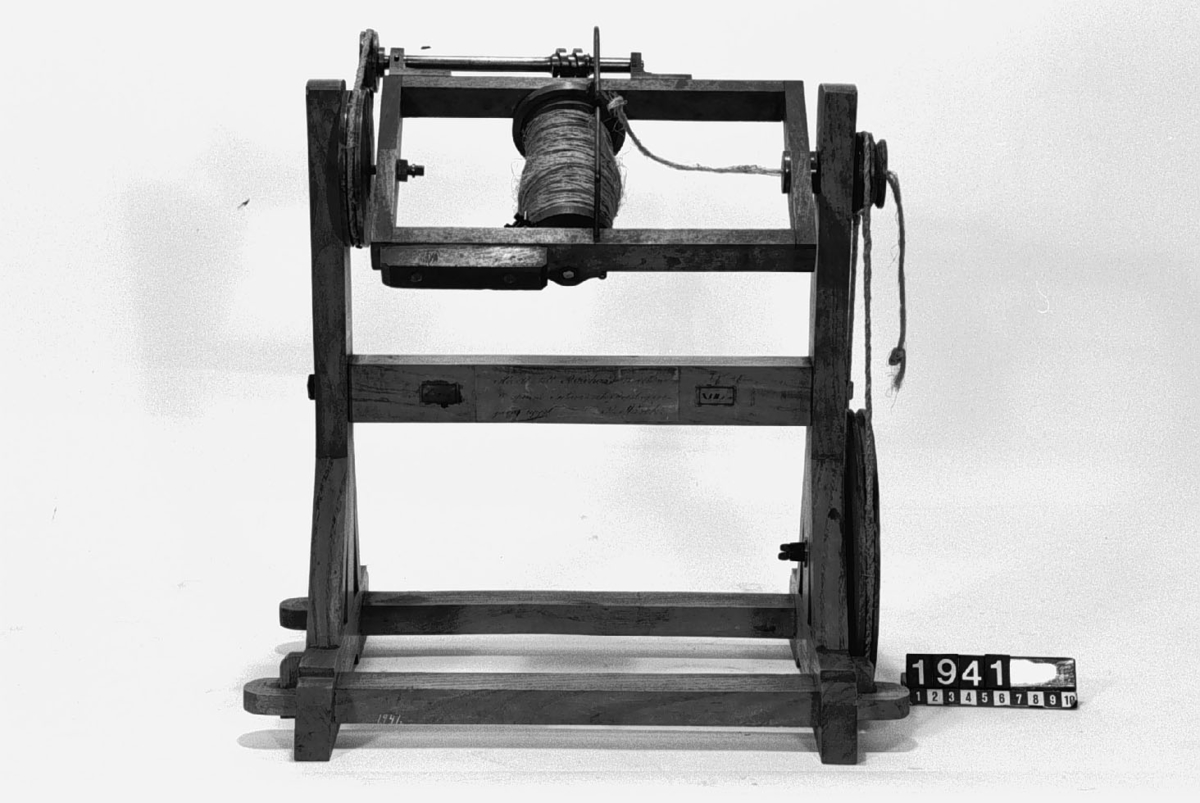Modell av maskin för spinning av segelgarn, av Boichez. Text på föremålet: "Modell till Boichez's Machin att spinna Sejlare= och Repslagare= garn upp ..... R. Starck. C-c-6 XVII.C.12".