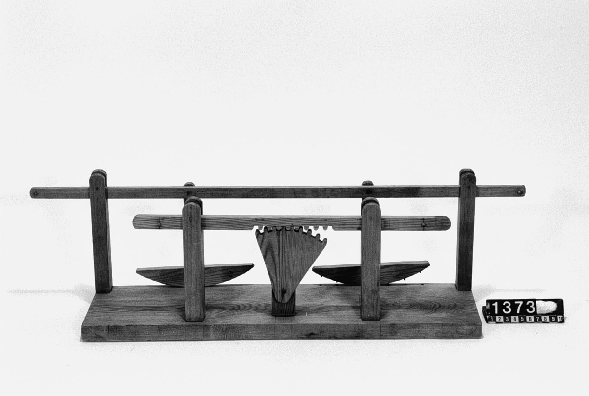 Modell ur Polhems mekaniska alfabet. Text på föremålet: XII, XIII. Exempel på hur man kan få de långa upp- och nedfodringsstängerna att följa en rät linje under sin rörelse.